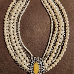 Elegant Pearl and Crystal Necklace
